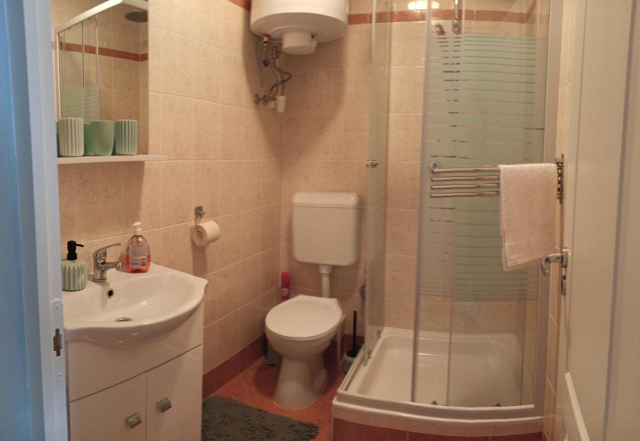 شقة Angi Apartman- Nagyszeru Elhelyezkedes, Vendegkozpontu Szallashely-Szolgaltatas هاركاني المظهر الخارجي الصورة