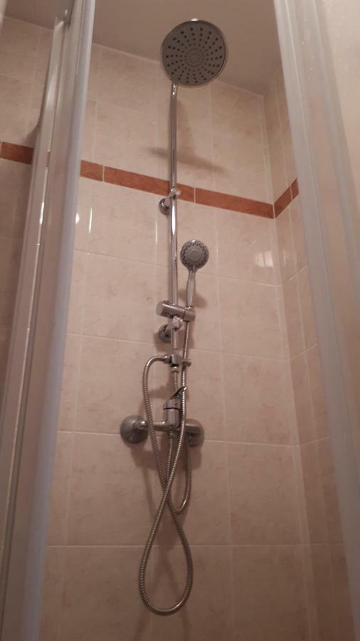 شقة Angi Apartman- Nagyszeru Elhelyezkedes, Vendegkozpontu Szallashely-Szolgaltatas هاركاني المظهر الخارجي الصورة